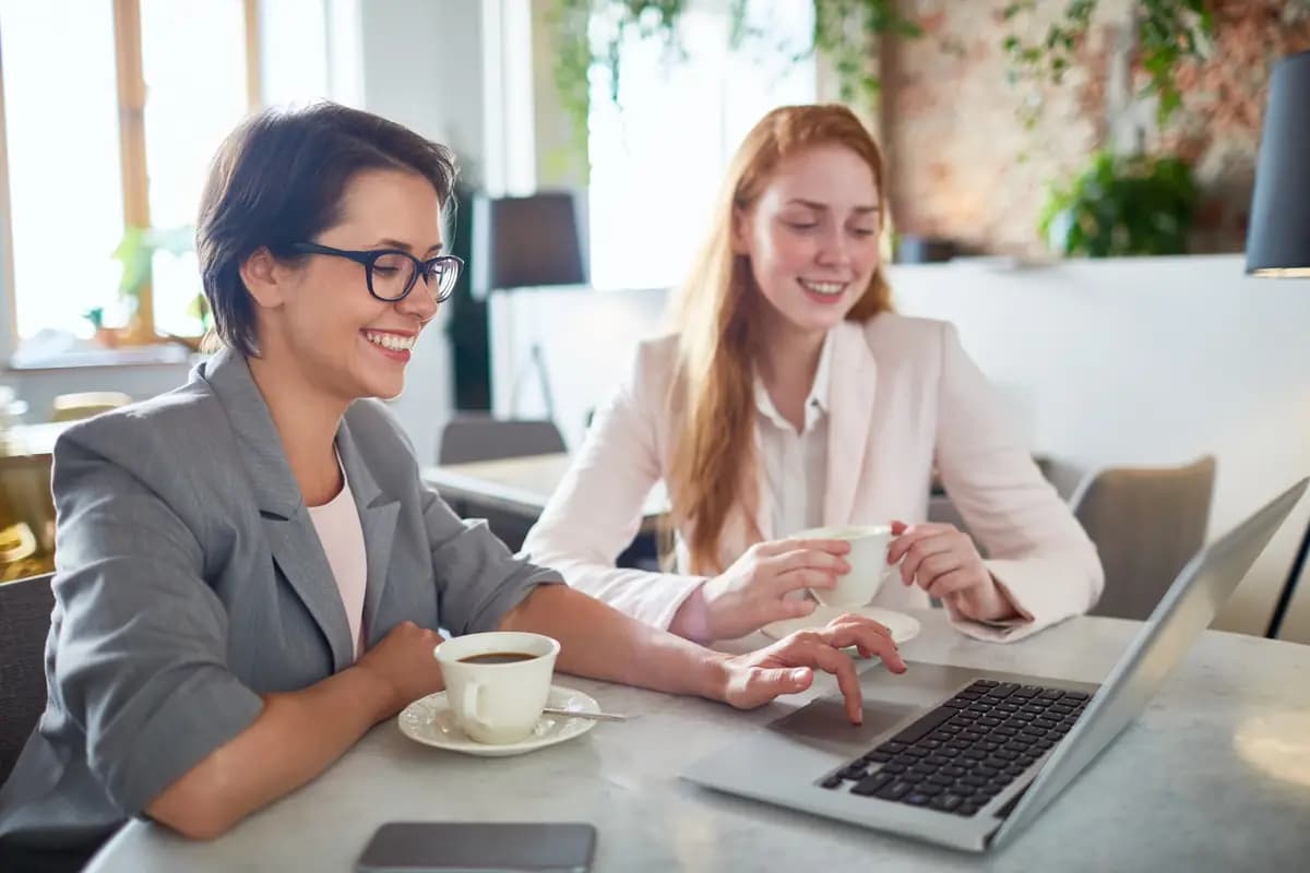 women-coffe-learning